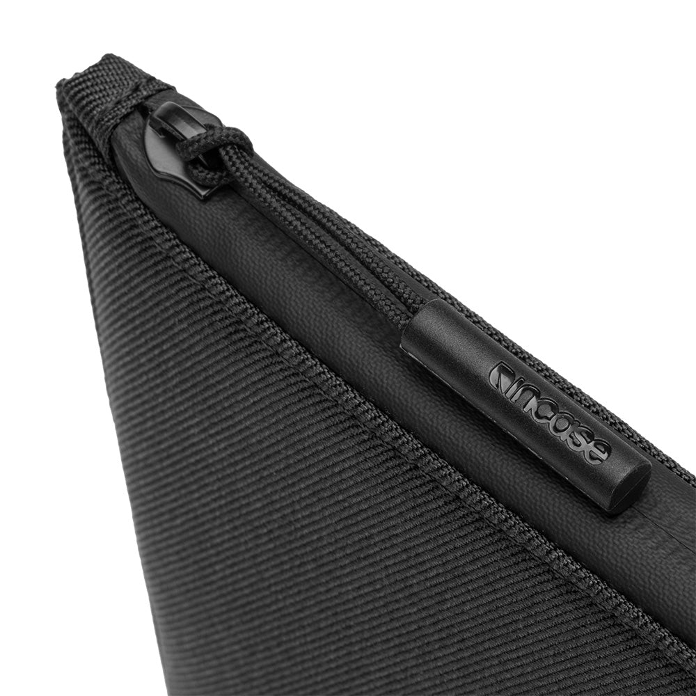 Black | Facet Sleeve with Recycled Twill for MacBook Pro (16-inch & 15-inch, 2019) - Black