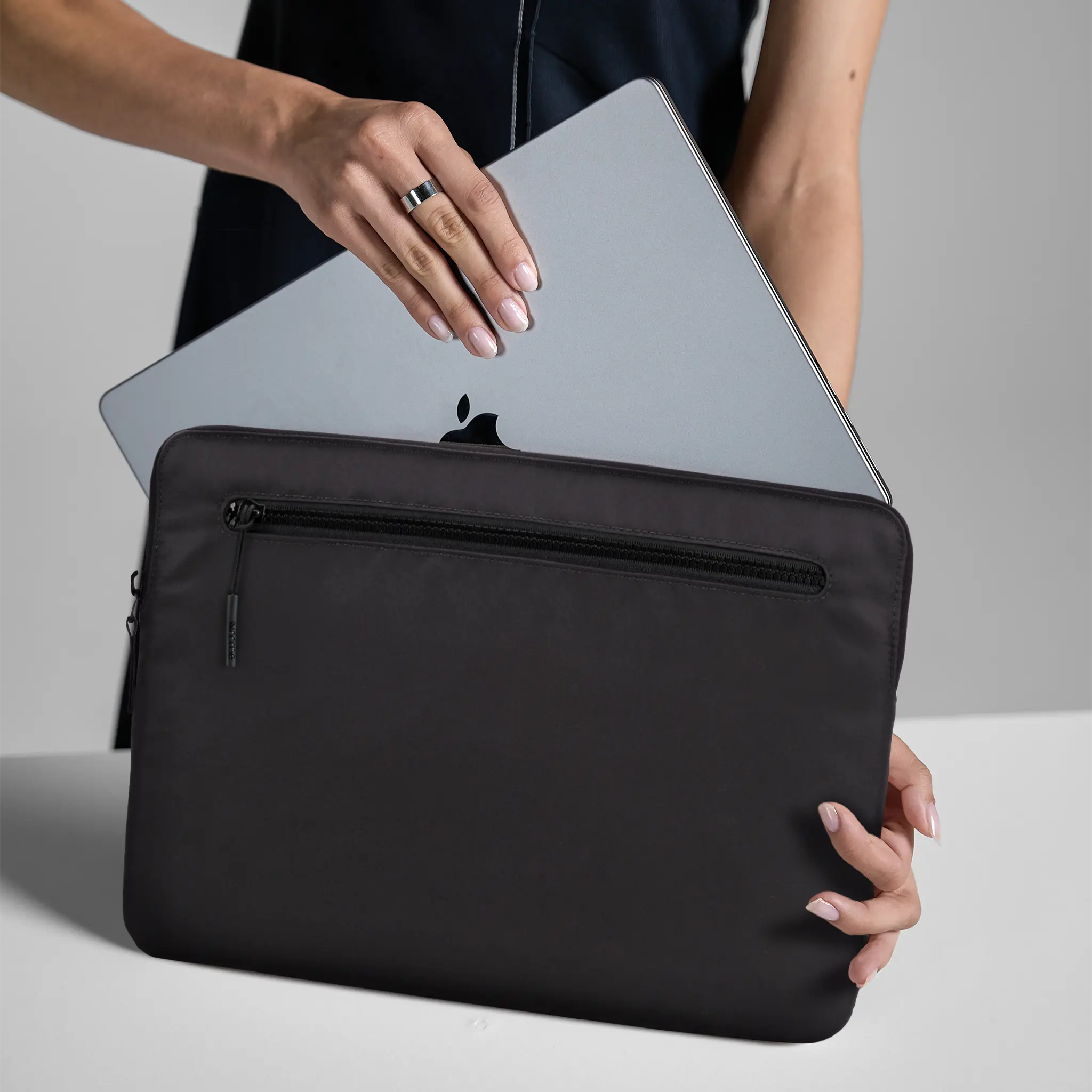 Incase Kompakte Laptop-Hülle Aus Flight Nylon – Für 16 Zoll MacBook Pro & Laptops, Mit Kunstfellfutter & Zubehörtasche