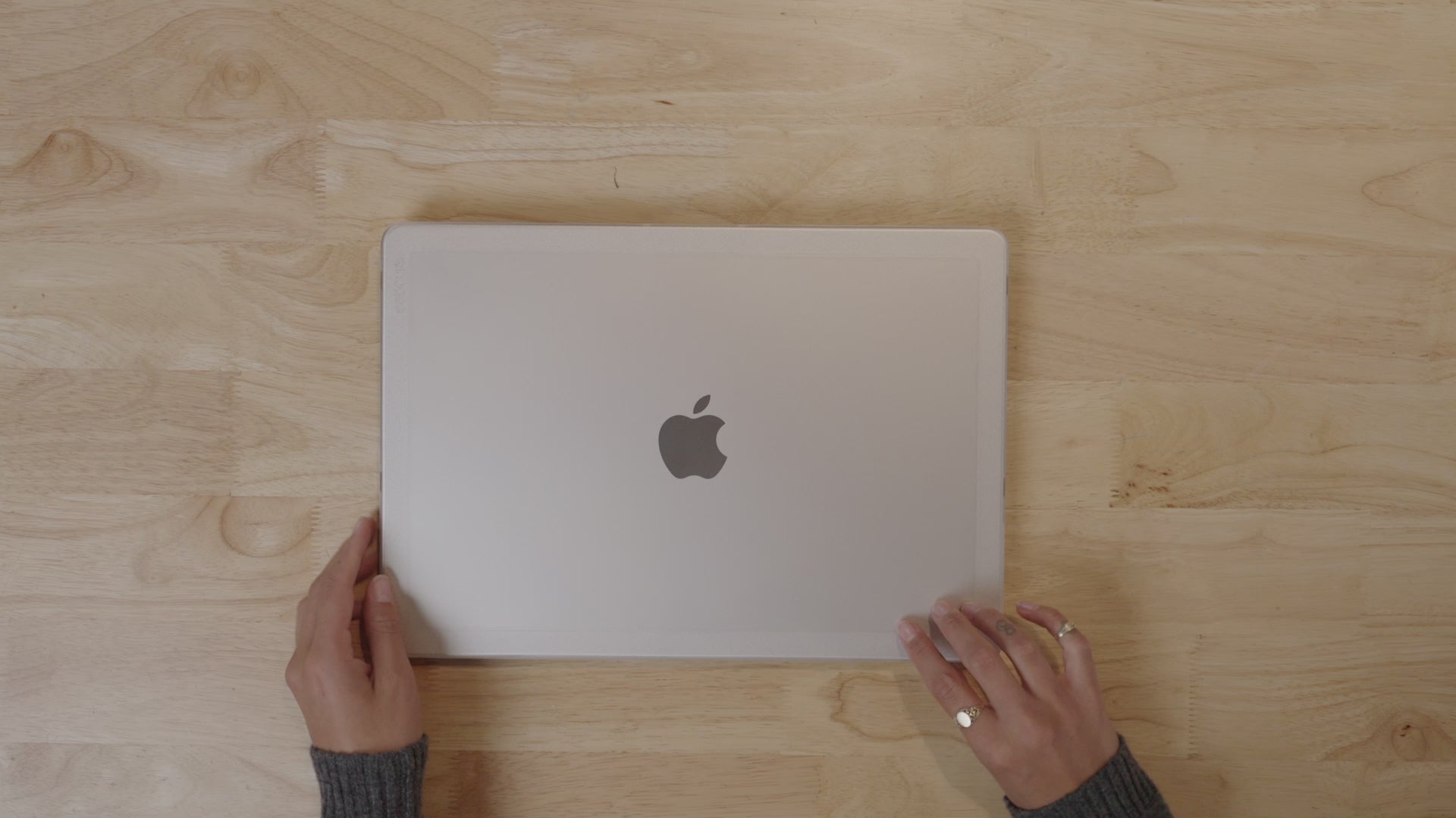 incase Hardshell Case 14インチMacBook Pro14 Amazon.com: Incase Dots Hardshell with Makrolon® - MacBook